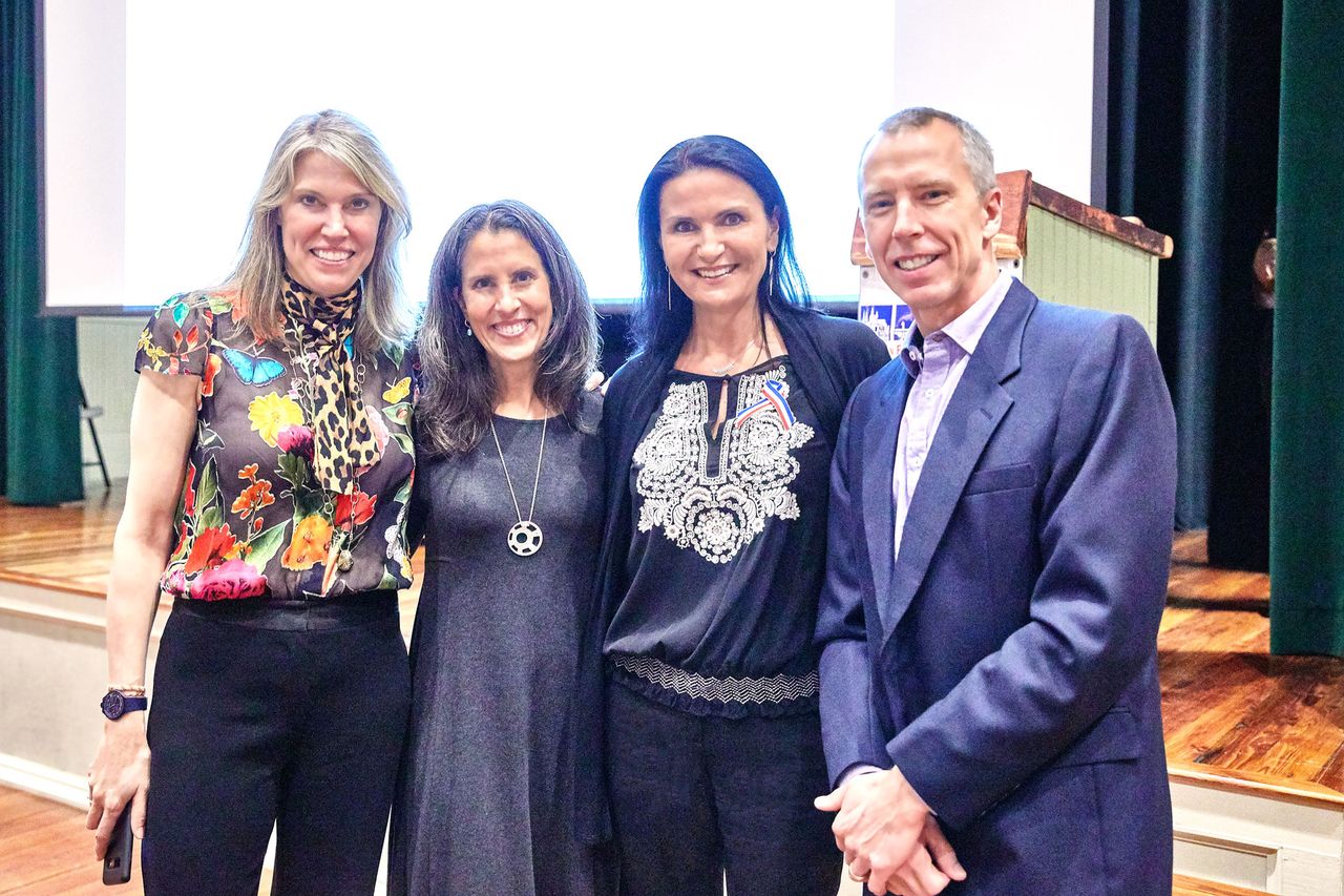 Oslav se zúčastnil také astronaut Andrew J. Feustel a Michelle Olson, členka představenstva AFoCR (první zleva).