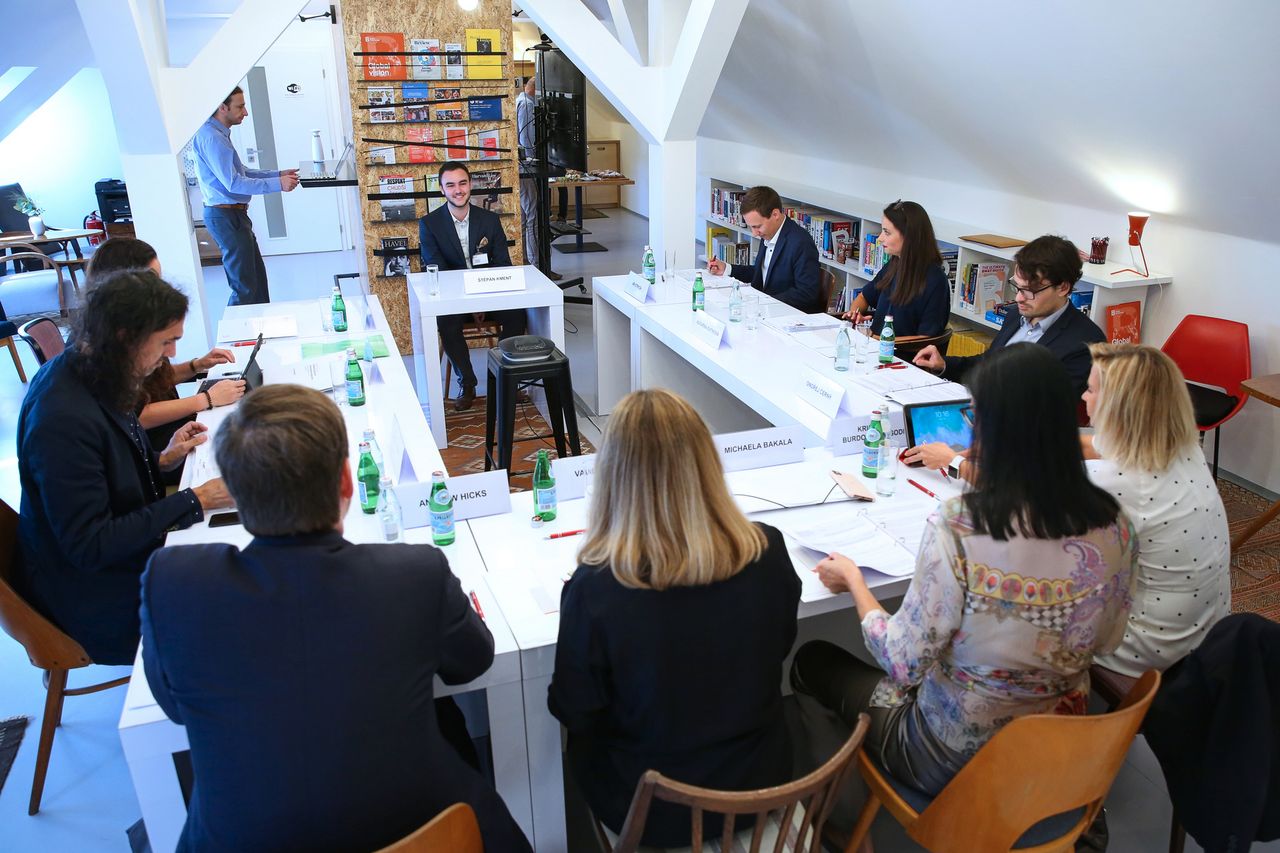 Student discusses with the expert committee on the premises of the Bakala Foundation’s new Student Hub.