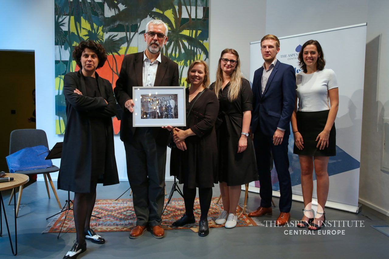 Tým Aspenu věnoval Jiřímu Schneiderovi na rozloučenou společnou fotografii.