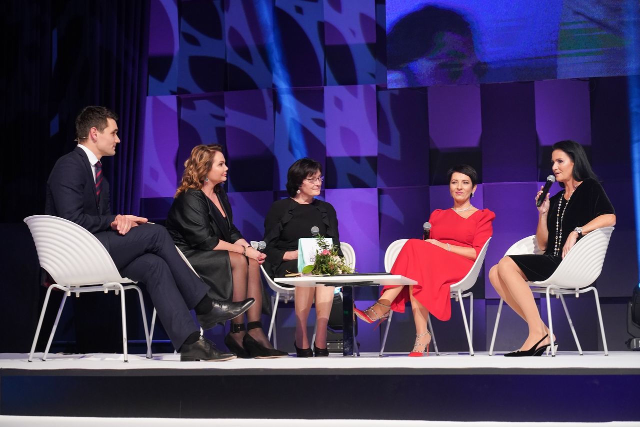 TOP manager of the year, Karolina Topolova, CEO of AAA Auto (second from left) with winners of other categories.