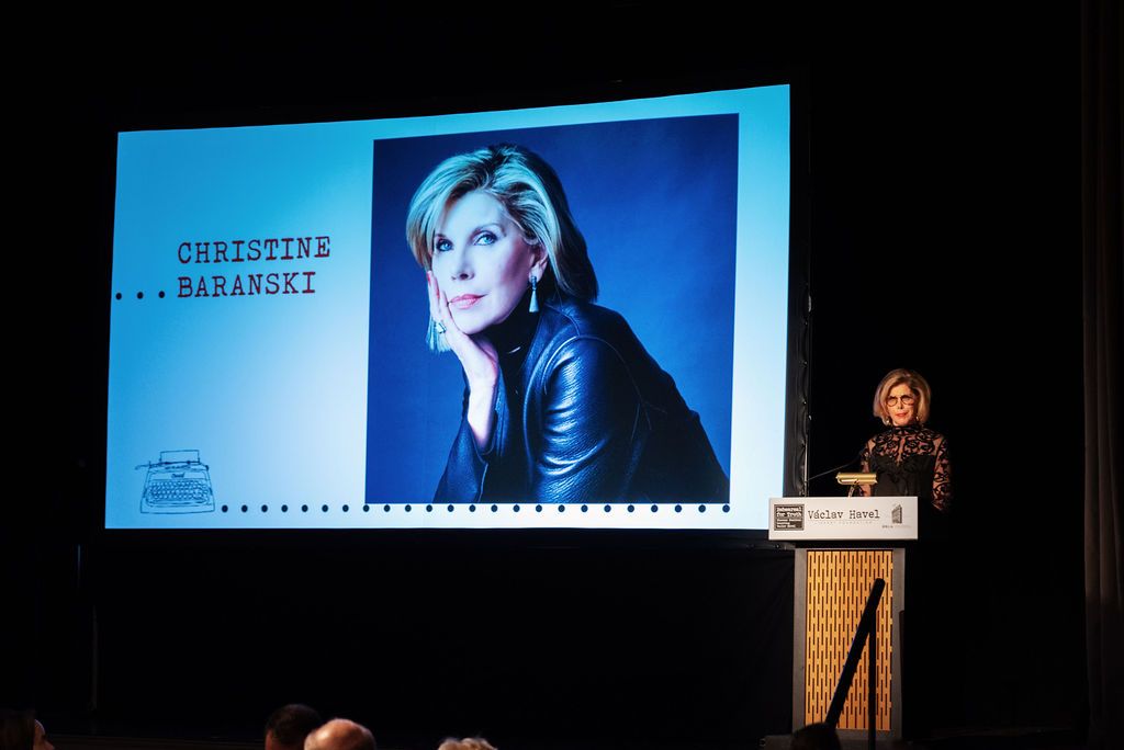 Role moderátorky se ujala držitelka ceny Emmy a dvojnásobná držitelka Tony Awards herečka Christine Baranski