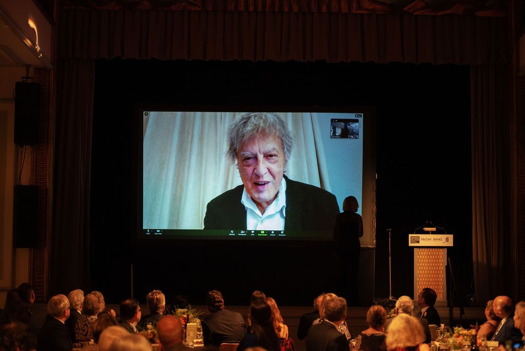 Sir Tom Stoppard živě v online vstupu pozdravil hosty galavečera. Součástí programu byla i dražba jeho knihy Rock 'n' Roll s podpisem autora