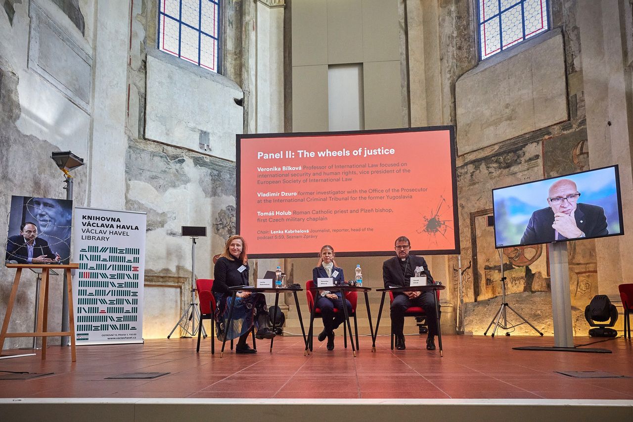 V odpoledním panelu Kola spravedlnosti moderovaném Lenkou Kabelovou hovořili profesorka Veronika Bílková z katedry mezinárodního práva PF UK, která byla členkou expertní mise OBSE pro Ukrajinu, Vladimír Dzuro, vyšetřovatel Mezinárodního soudního tribunálu pro bývalou Jugoslávii, a kněz Tomáš Holub, který se stal prvním českým vojenským kaplanem.  
© Knihovna Václava Havla / Ondřej Němec