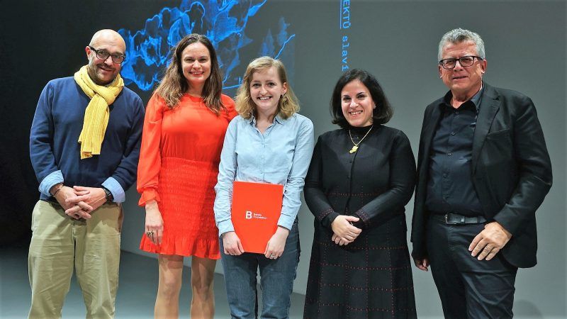 Zleva: Václav Pecha (Bakala Foundation), Eliška Kaplický Fuchsová (Nadační fond Kaplicky Center), Eva Kvaššayová (vítězka Kaplicky Internship 2022), Taba Rasti (Foster + Partners), Jan Kasl (Česká komora architektů).