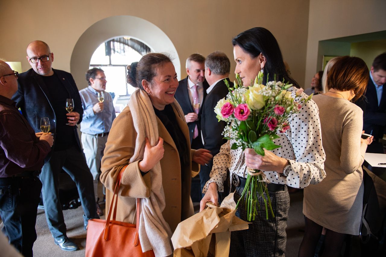 Michaela Bakala welcomes Taťána le Moigne; Mikuláš Bek, Rector of Masaryk University and other participants behind